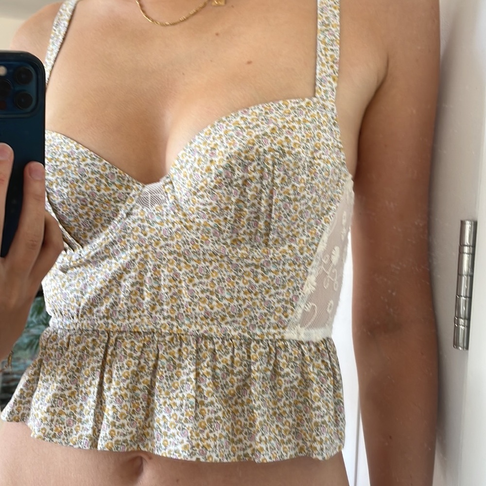 Dainty flower and lace coreset top - Picture 6 of 6